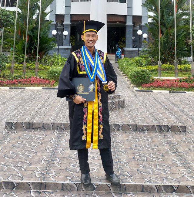 Achmad Efendi, akademisi dan aktivis muda asal Samarinda, peraih double degree Magister Ilmu Ekonomi dan Administrasi Publik Universitas Mulawarman. Kini ia aktif sebagai dosen UMKT sekaligus Ketua Pemuda Muhammadiyah Samarinda, serta maju sebagai calon Ketua KNPI Kaltim.